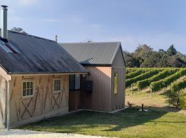 NEST- Luxury Vineyard Accommodation，位于Rowella的酒店
