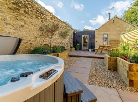 Rinstone Lodge, Thornton-Le-Dale. Moors cottage with hot tub，位于桑顿代尔的带停车场的酒店