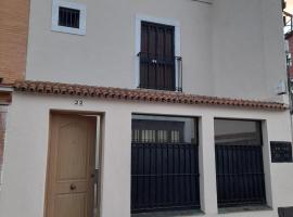 CASA INDEPENDIENTE EN NERVION JUNTO A PARADA DEL METRO，位于塞维利亚的酒店