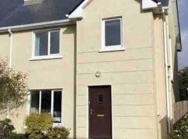 Townhouse Clifden: Located in the heart of Connemara，位于克利夫登的带停车场的酒店