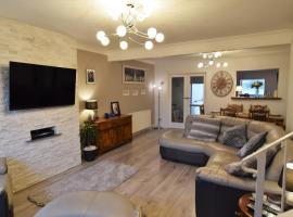 Mikes at Menai - Stylish & Spacious 3 bed house in Menai Bridge.，位于梅奈布里奇的度假屋