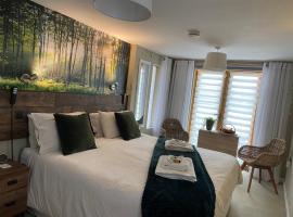 contemporary quiet countryside retreat，位于Horsley的酒店