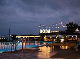 Bukit Indah Doda Hotel & Resorts，位于帕卢的带泳池的酒店