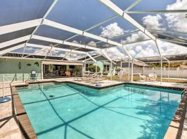 Colorful Cape Coral Retreat with Screened Lanai!，位于珊瑚角Morse Shores Shopping Centers附近的酒店