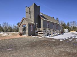 Renovated Historic Church Along Namekagon River!，位于Seeley的酒店