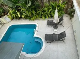 Refúgio em Juquehy no centro a poucos metros do mar com piscina privativa aquecida