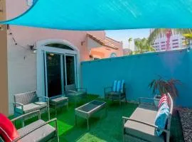 Beach Retreat, 1 block from downtown, near beach and Shops with private patio