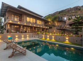 SaffronStays Cinco Elementos, Panchgani - stunning valley view pool villa，位于潘奇加尼的别墅
