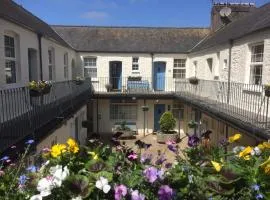 Picturesque Mews Apartment Perfect Location Steps From Harbour and Beaches