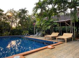 Bamboo Hideaway, Bungalows with Pool and Kitchen，位于麦岛的别墅