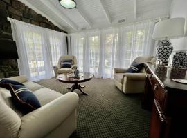 Elegant bluestone cottage located at the Red Hill Peony Estate，位于雷德山的乡间豪华旅馆