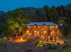 StayVista at Mountain Mirage 3BR Villa Luxury in Kasauli with Jacuzzi，位于索兰的酒店