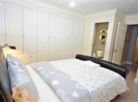 Luxury 5 Bedroom House with Free Parking on Site，位于Hornchurch的酒店