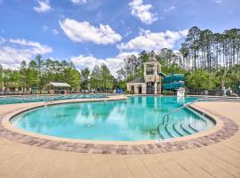 Cheery Condo with Community Pool and Waterslide!，位于Pine Bluff的带泳池的酒店