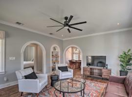 Historic Home w/ Yard Near St Mary's Strip!，位于圣安东尼奥的酒店