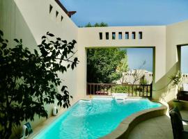 Private guest house in five stars resort，位于拉斯阿尔卡麦的带按摩浴缸的酒店
