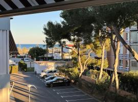 Appartement ‘’Los Pinos’’ 50m de la plage，位于格拉德卡斯特利翁的海滩酒店