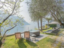 Villa Sasso on Lake Como by Rent All Como，位于萨拉科马奇纳的别墅