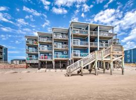 North Topsail Beach Condo with Balcony!，位于北托普塞尔海滩的酒店