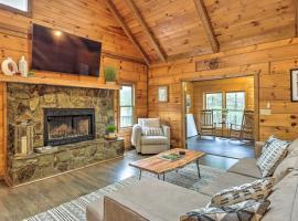 Blue Ridge Cabin with Hot Tub, Fire Pit, and Game Room，位于车里罗格的酒店