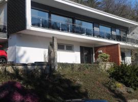 Gro&szlig;z&uuml;giges Zimmer mit Terrasse am Rheinsteig，位于莱茵河畔林茨的带停车场的酒店