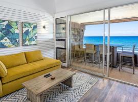 Modern-Rustic Beach Renovation Direct Oceanfront Penthouse，位于卡哈纳的酒店
