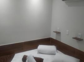 Pousada Quarto Casal com ar,frigobar, garagem，位于阿帕雷西达的酒店