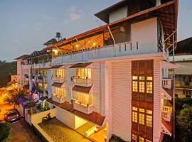 The Fort Manor Hotel - Kochi Kerala，位于Fort Kochi的带停车场的酒店
