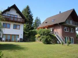 S42 A - Stilvolles Ferienhaus an der Mueritz mit grossem Garten & Kamin in Roebel