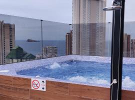 Hotel Gold Arcos 4 Sup - Opened May 2022，位于贝尼多姆的带泳池的酒店