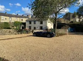 1700s Canalside Cottage Sleeps up to 12 Guests