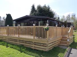 HEDDFAN, Luxury 3 bedroom timber lodge, Now with WiFi, Caer Beris Holiday Park, Builth Wells, SORRY NO TRADESMEN OR CONTRACTORS ALLOWED，位于比尔斯韦尔斯的酒店