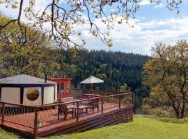 Cae Mawr Yurt Glamping，位于马汉莱斯的酒店