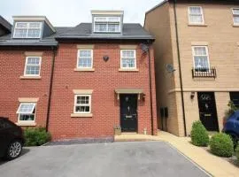 Stunning 3 bedroom home with free parking, free wifi and Netflix, Company workers welcome short term and long term