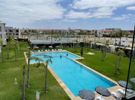 Bel appartement pied sur mer vue imprenable sur piscine et jardins，位于西迪拉哈尔的公寓