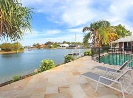 4 bedroom house on canal, private beach, pool and pontoon