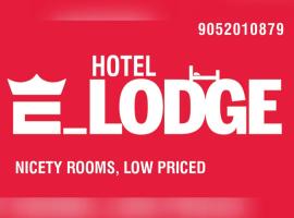 HOTEL E lodge，位于维沙卡帕特南的酒店