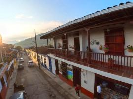 La Casa de las Flores Hostal，位于贾丁的住宿加早餐旅馆