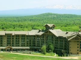长白山万达锦华度假酒店，位于白山国松滑雪服务中心附近的酒店