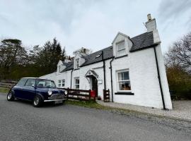 1 Keepers Cottage Skeabost Bridge Isle Of Skye，位于Skeabost的酒店