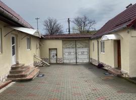 Mountain Countryside House & Courtyard near Sibiu，位于Orlat的度假屋