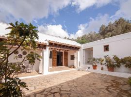 Casa rural Can Rotes con jardin y barbacoa，位于圣胡安包蒂斯塔的酒店