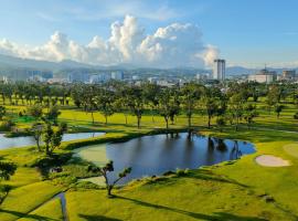 Dreamy 2BR condo, with a golf course view，位于宿务的高尔夫酒店