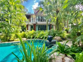 Villa in the Garden, Surin Beach with private spa.，位于苏林海滩的度假屋