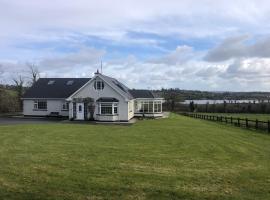 Lough Aduff Lodge 5 minutes from Carrick on Shannon，位于利特里姆的酒店