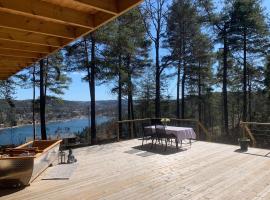 Summer cabin in Nesodden open-air bath large terrace，位于Brevik的度假屋