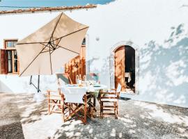 Charming House in Ρούστικα with Mountain View，位于Roústika的酒店