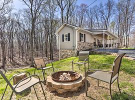 Peaceful and Secluded Knoxville Retreat with Deck，位于Knoxville的低价酒店