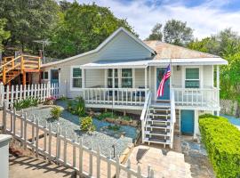 Walk to Main St Historic Cottage in Sutter Creek，位于Sutter Creek的酒店