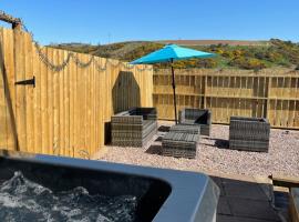 The Steading with 7 Seater Hot Tub Aberdeenshire，位于班夫的酒店